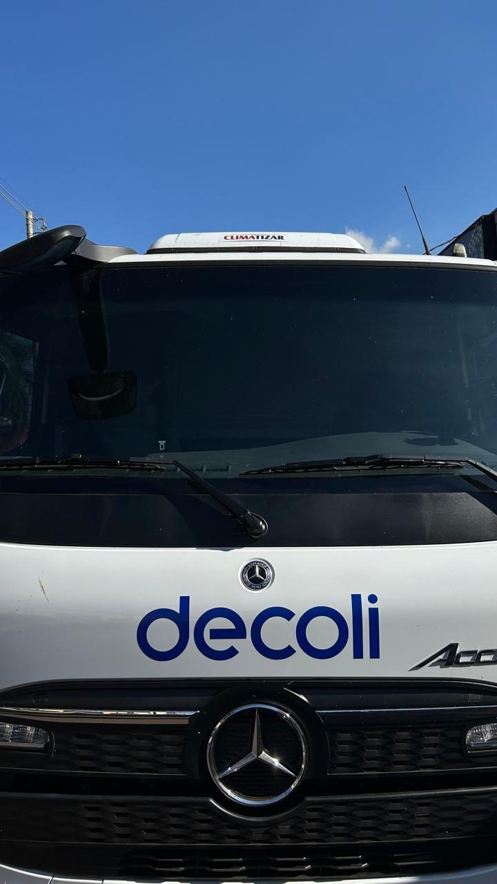 Frente de caminhão adesivada — Decoli