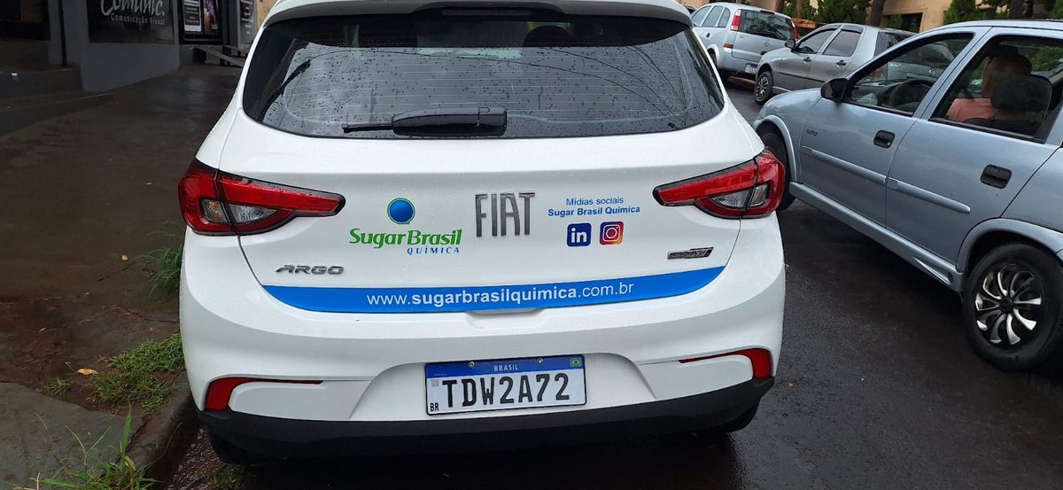Fiat Argo adesivado — Sugar Brasil