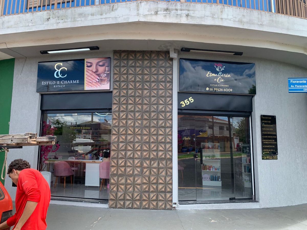 Fachada moderna com vitrine